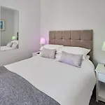 Host & - Brooklands Timeless Apartament