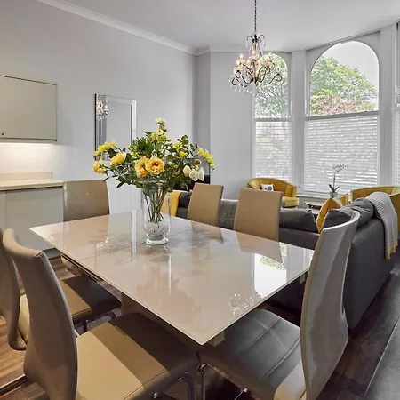 Host & - Brooklands Timeless *