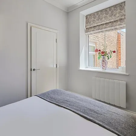 Host & - Brooklands Timeless Apartment